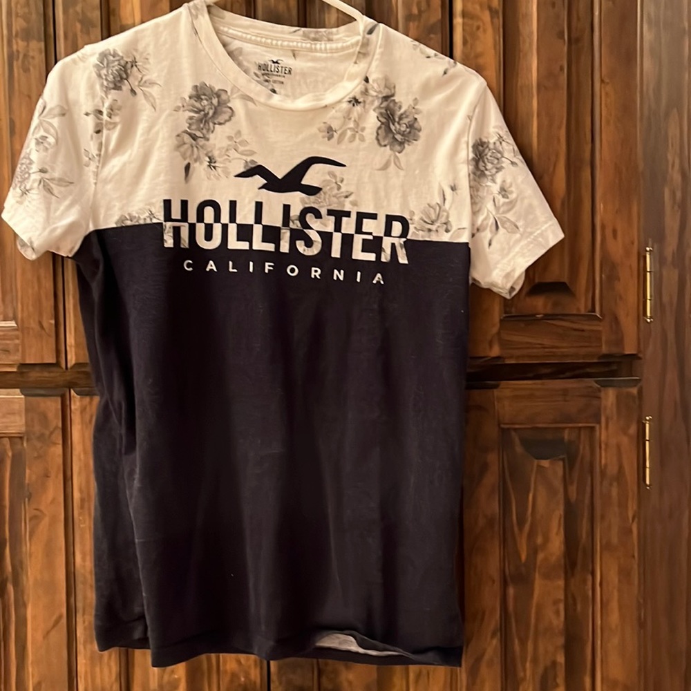 Men Hollister t shirt size XS.